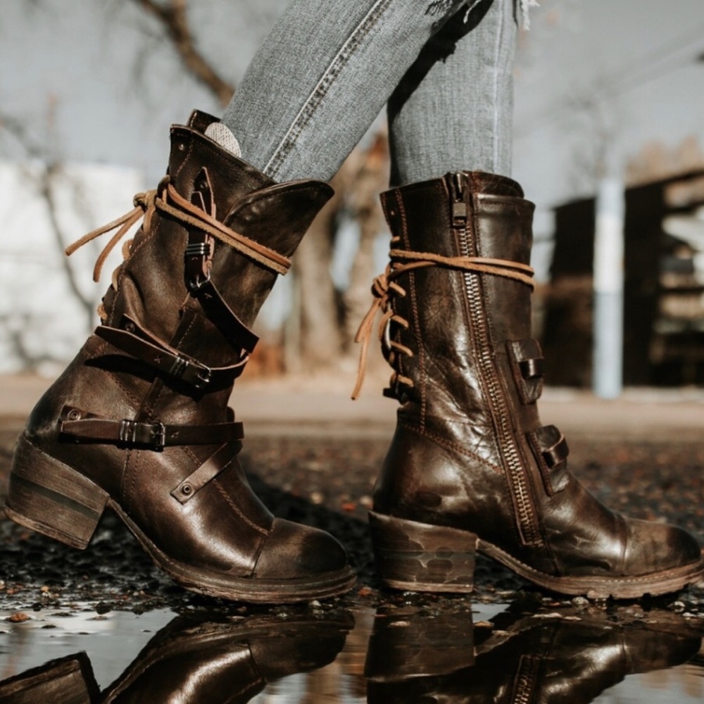 Iso Moon Boots (9) any color